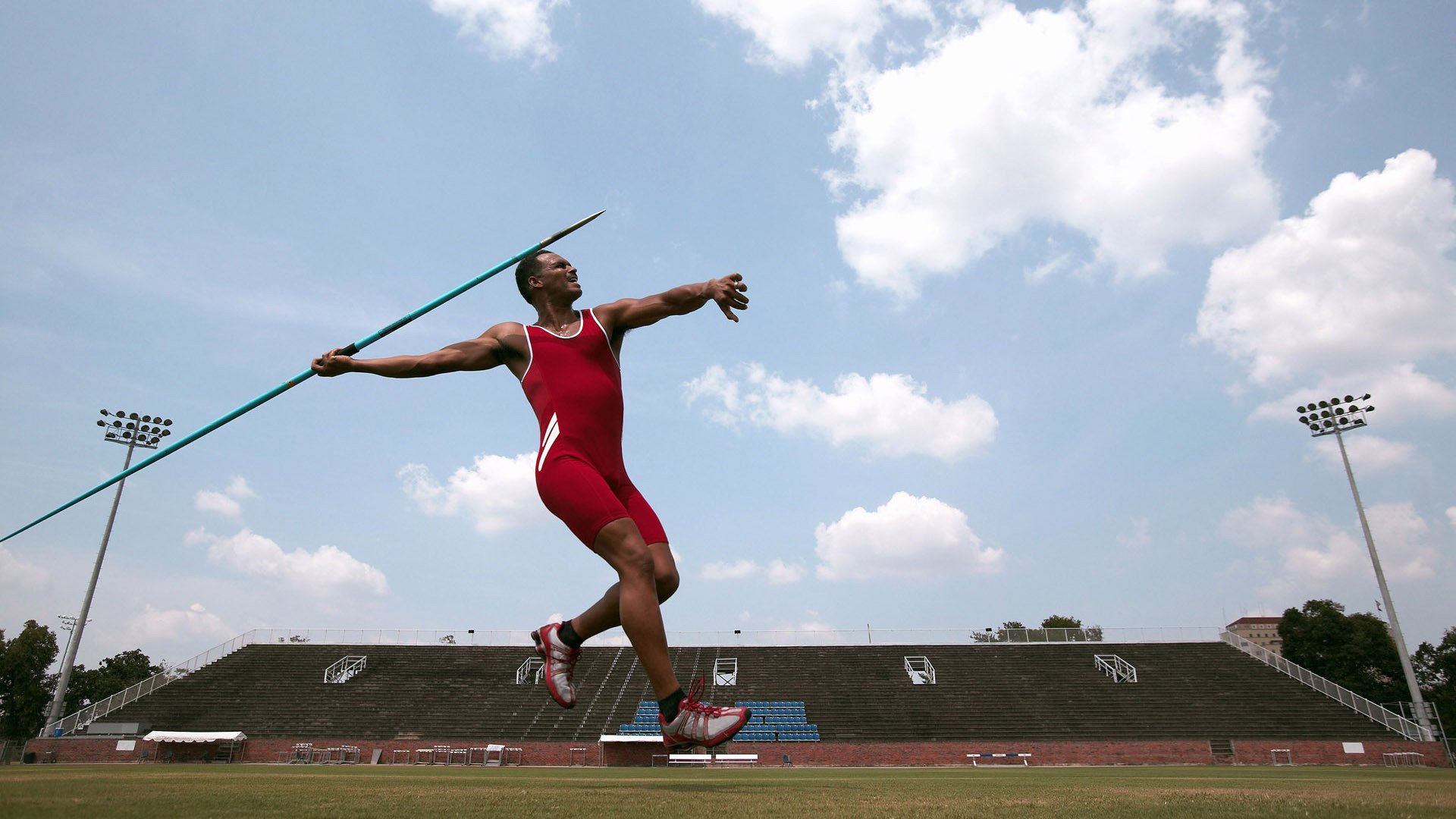 鹈鹕全面压制雄鹿，马克西在F1新赛季揭幕战接管比赛，跨界竞技场上的压制与接管艺术